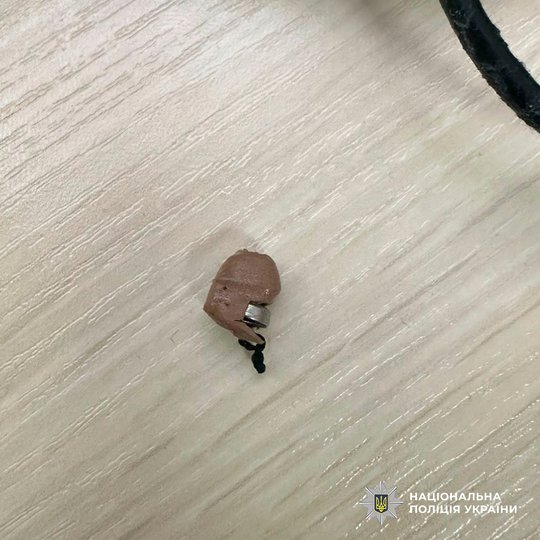 Підозрювані ховали в одязі клієнтів відеокамеру і через навушник диктували відповіді (фото поліції)