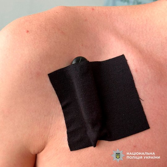 Підозрювані ховали в одязі клієнтів відеокамеру і через навушник диктували відповіді (фото поліції)