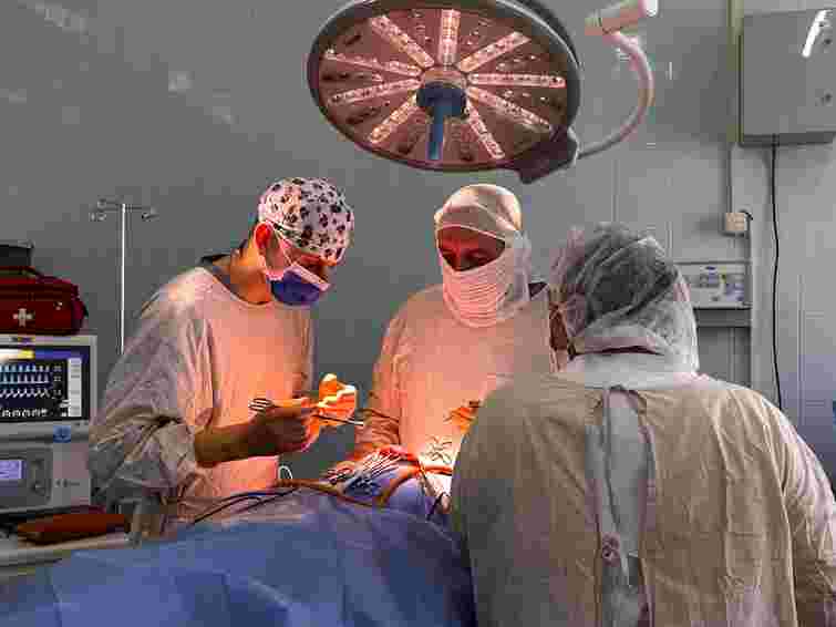 У Чернівцях лікарі провели унікальну операцію на черепі дитини