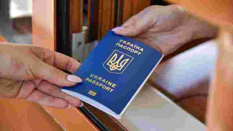 На Закарпатті посадовицю міграційної служби підозрюють у систематичному хабарництві