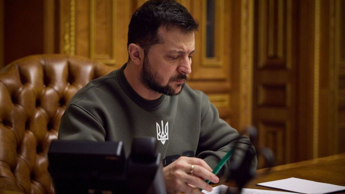 Володимир Зеленський підписав законопроєкт про ліквідацію НАБУ та САП