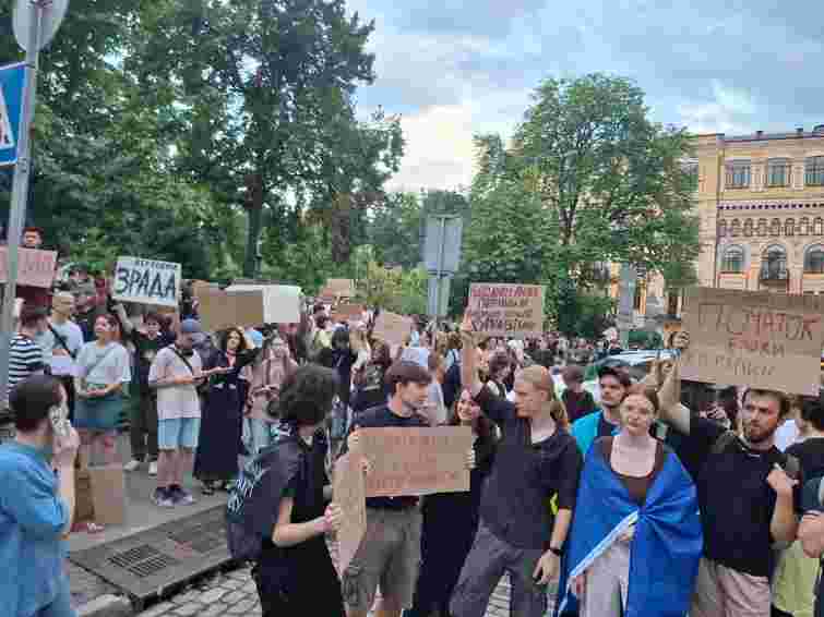У центрі Києва пройшов мітинг проти скандального закону про ліквідацію НАБУ та САП