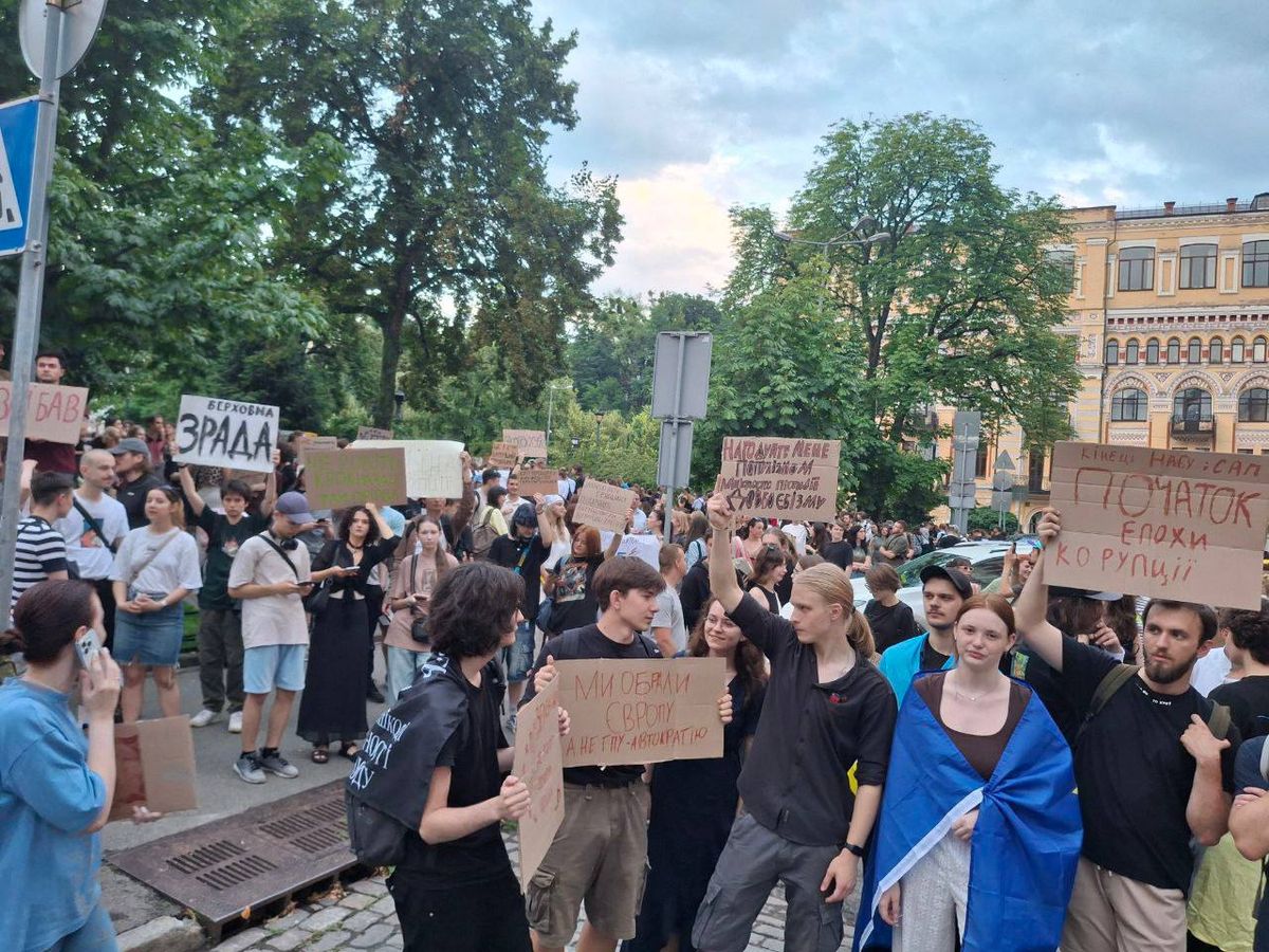 У центрі Києва пройшов мітинг проти скандального закону про ліквідацію НАБУ та САП