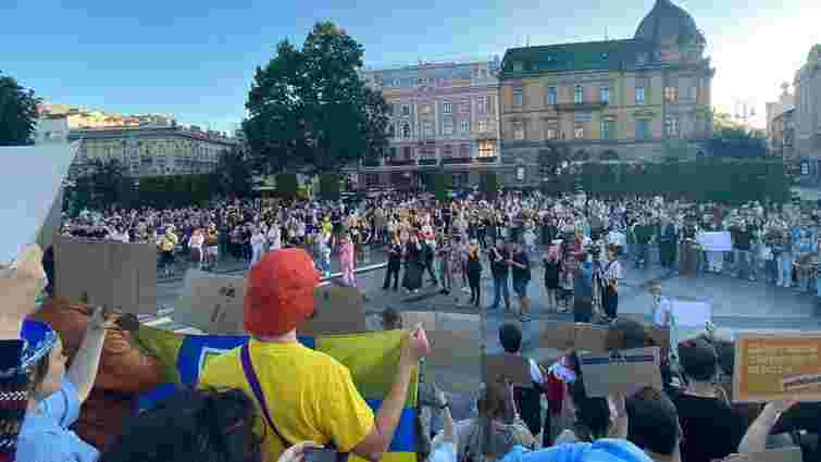 Сотні львів’ян вийшли на протест проти скандального закону про ліквідацію САП і НАБУ