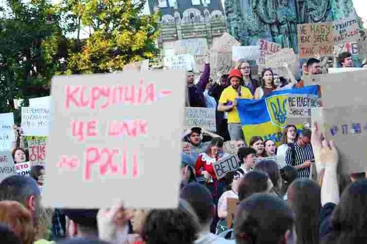 По всій Україні відбулися мітинги проти закону про ліквідацію НАБУ та САП