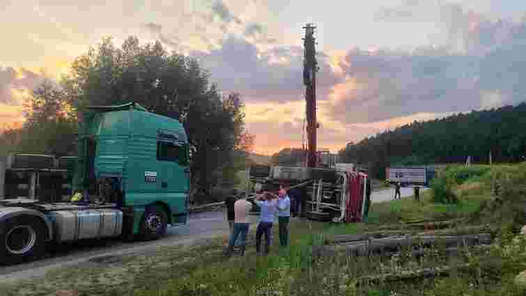 Через ями на дорозі на Львівщині перекинулася вантажівка
