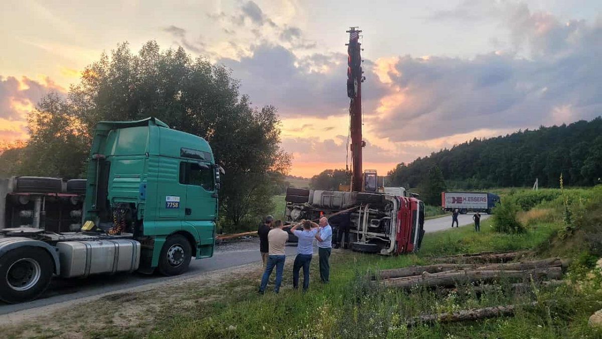 Через ями на дорозі на Львівщині перекинулася вантажівка