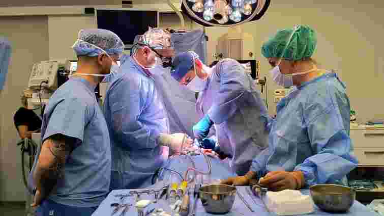 Відомий спінальний хірург зі США прооперував у Львові 13 дітей із викривленнями хребта