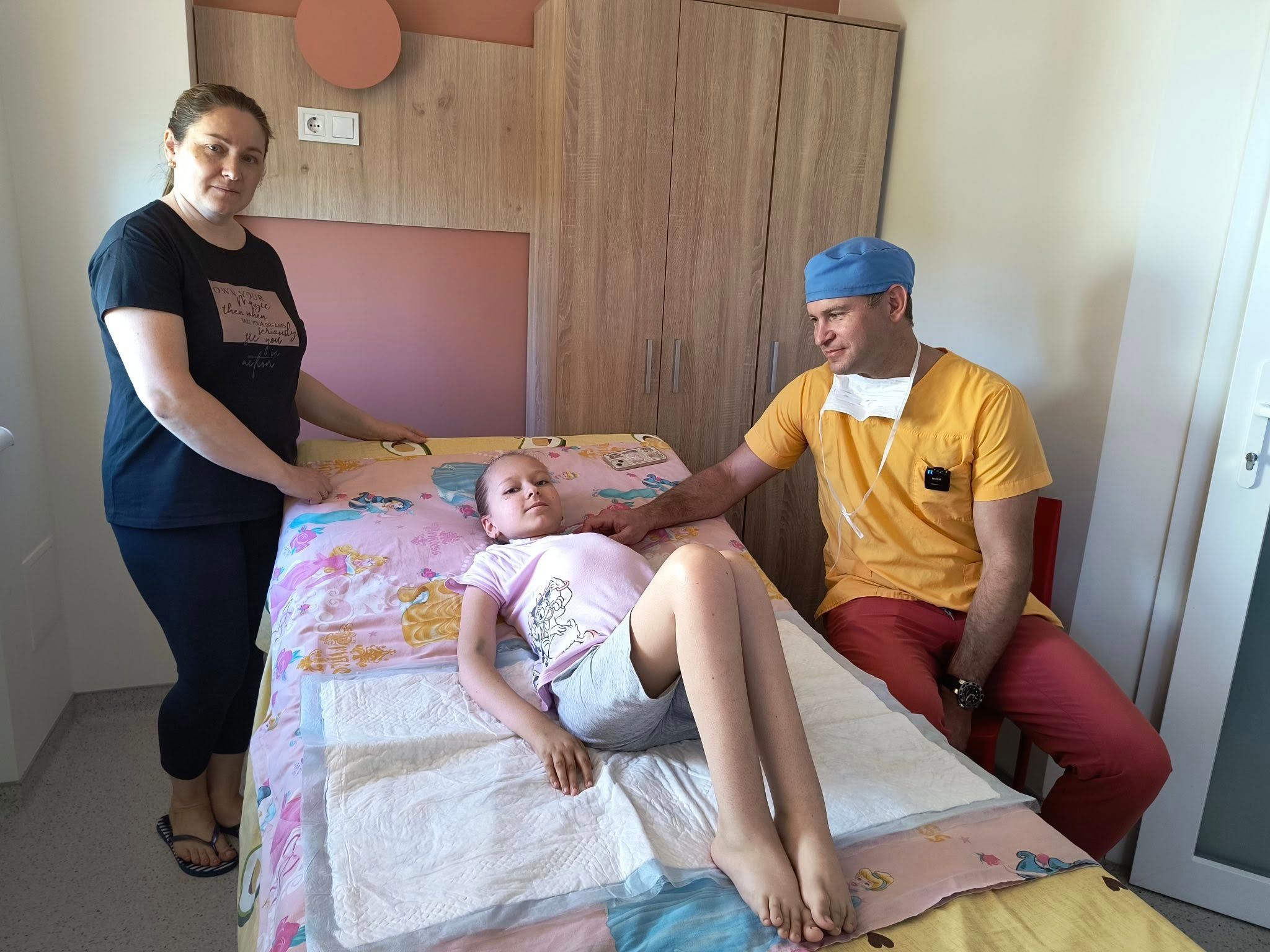 Хірург Марк Диржка з пацієнткою