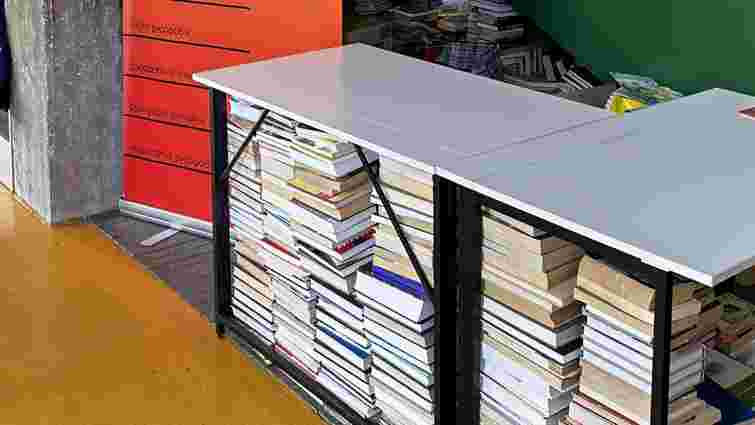 Для допомоги ППО у Франківську збирають на макулатуру російські книжки