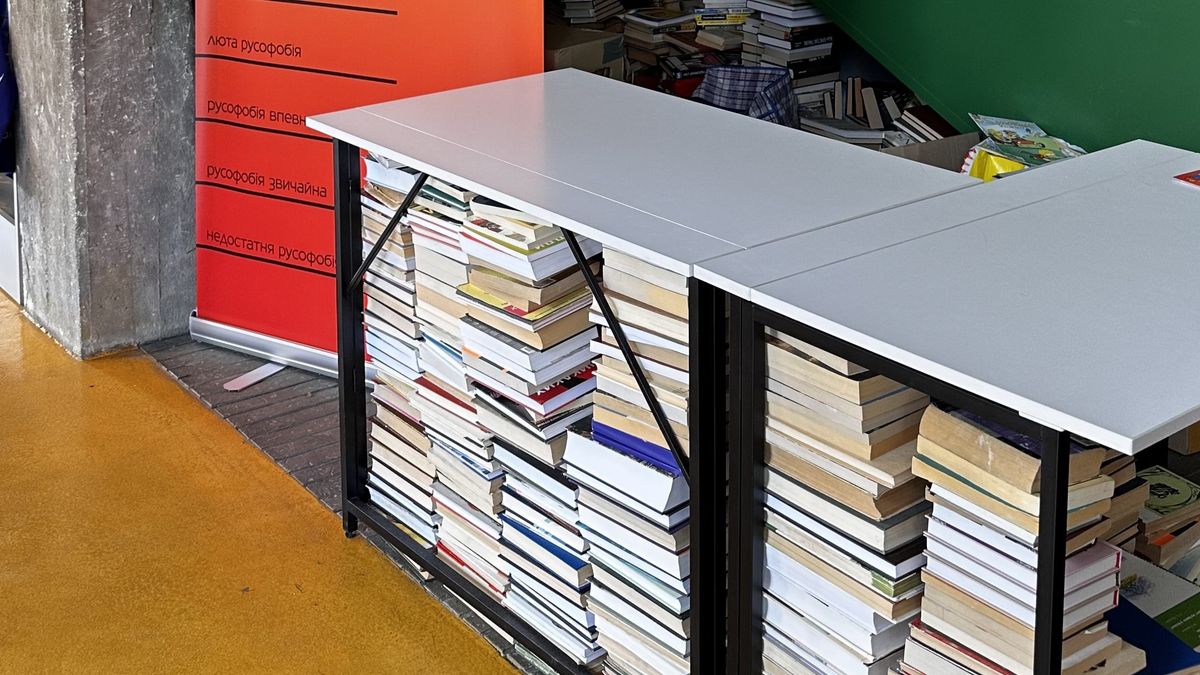 Для допомоги ППО у Франківську збирають на макулатуру російські книжки