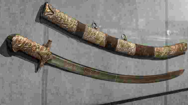 Шабля з історичними сюжетами в якості оздоб: де побачити унікальний експонат