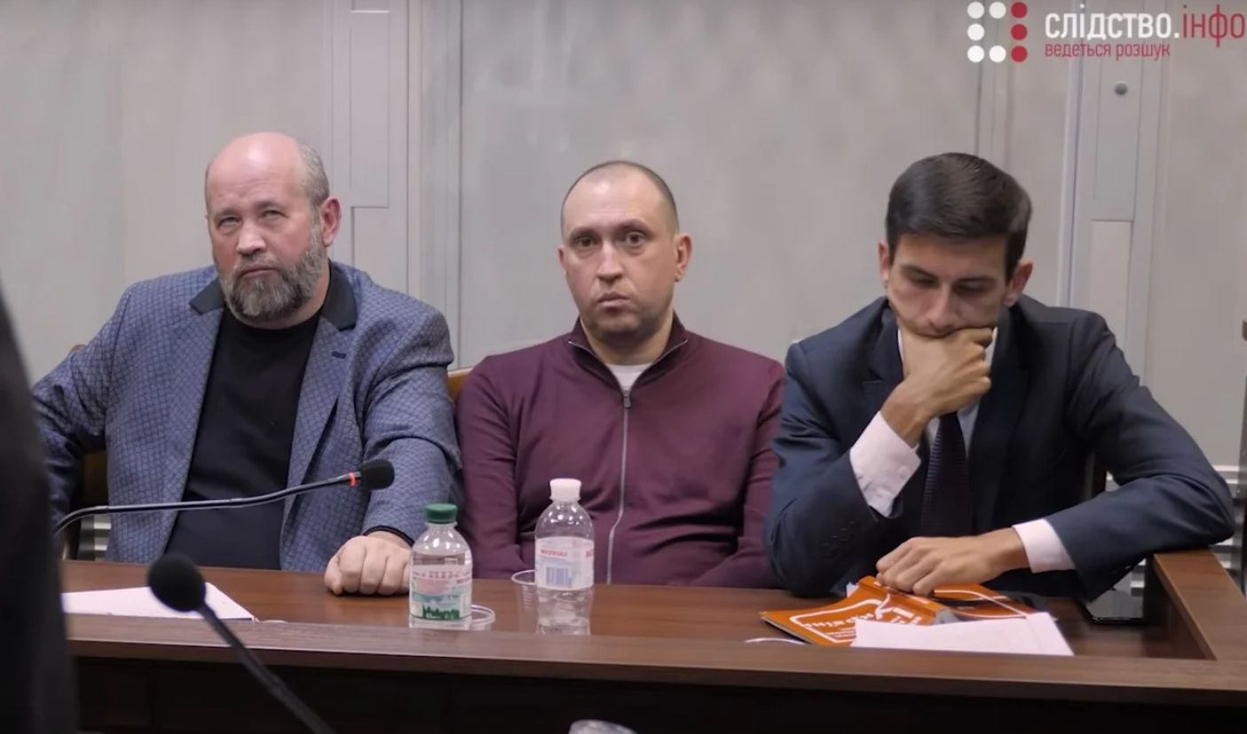 Вадим Альперін (у центрі) разом із адвокатами (Фото Слідство.Інфо)