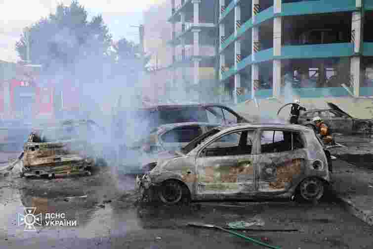 Росіяни керованою авіабомбою атакували багатоповерхівку в центрі Харкова, є багато поранених