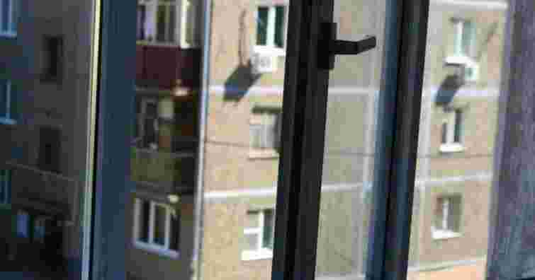 У Франківську з восьмого поверху випав 26-річний чоловік і загинув