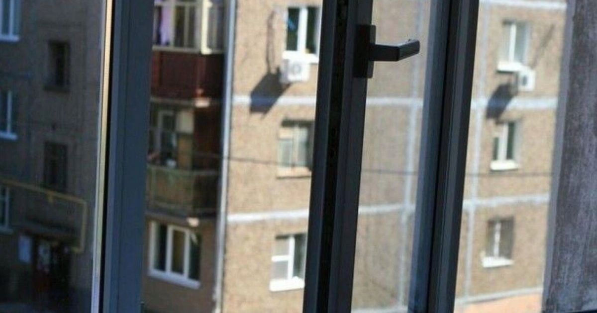 У Франківську з восьмого поверху випав 26-річний чоловік і загинув