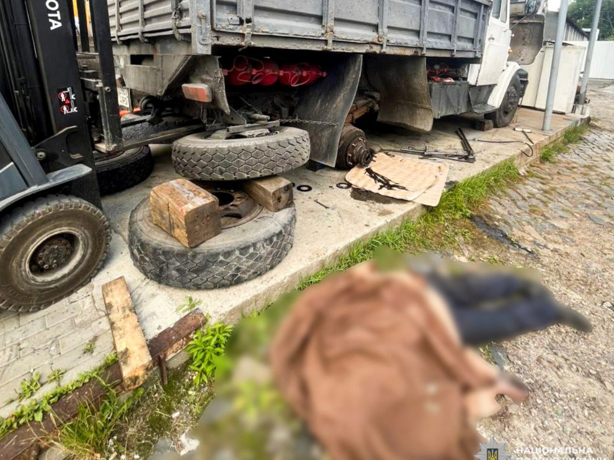 На підприємстві у Рівному через падіння вантажівки загинув 52-річний працівник