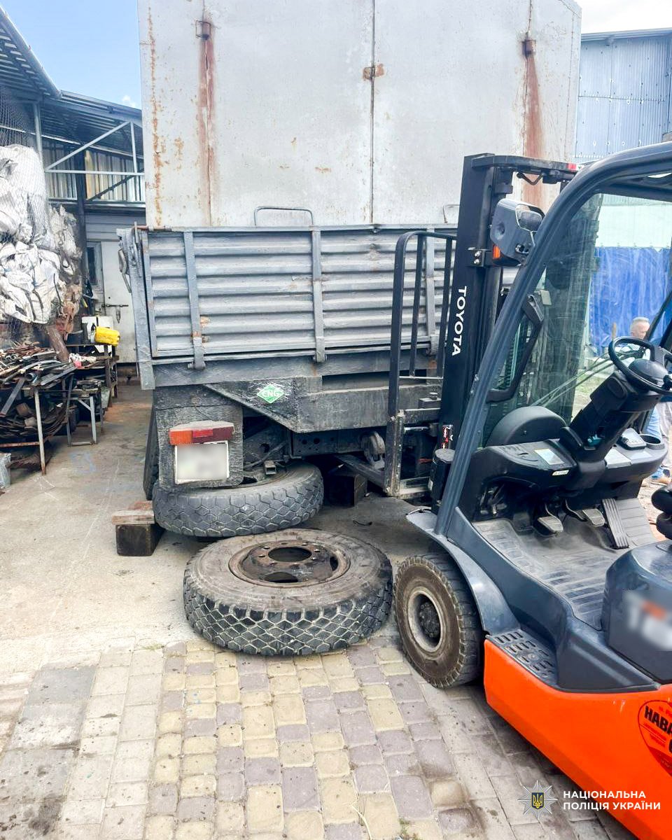 У Рівному конструкція, на якій стояла вантажівка, впала на чоловіка (фото поліції)