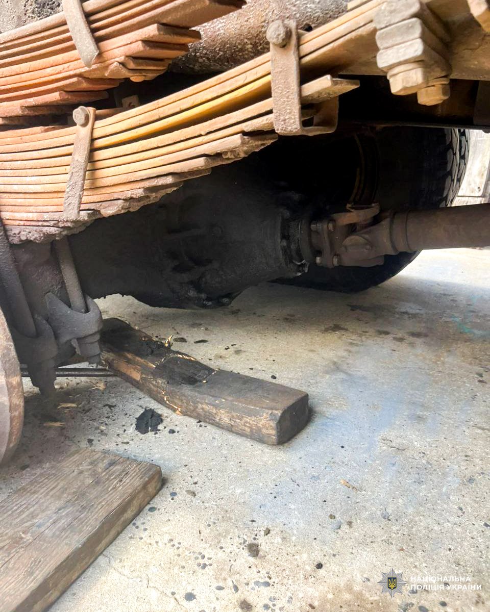 У Рівному конструкція, на якій стояла вантажівка, впала на чоловіка (фото поліції)