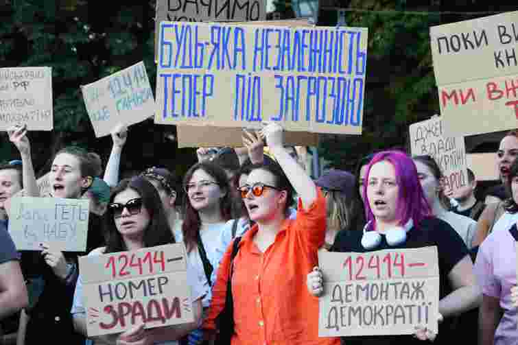 Частина львівських депутатів прокоментувала підтримку законопроєкту про ліквідацію НАБУ та САП