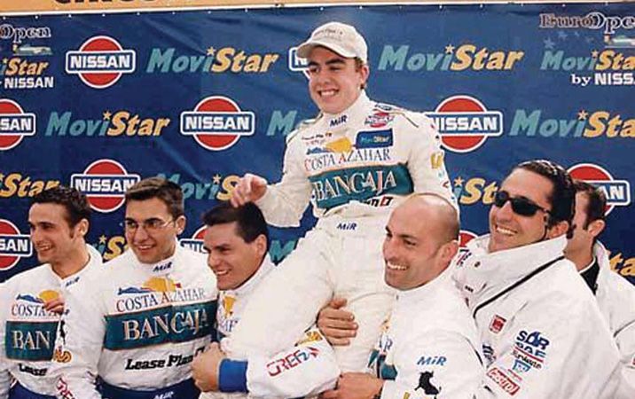 Алонсо святкує перемогу на першому етапі чемпіонату Euro Open by Nissan в Альбасете (1999 рік)