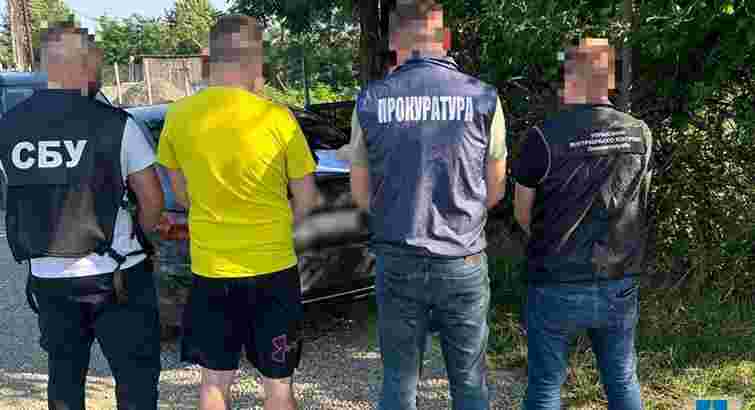 Львівського митника затримали за оформлення авто з товаром на 2,3 млн грн, як порожнє