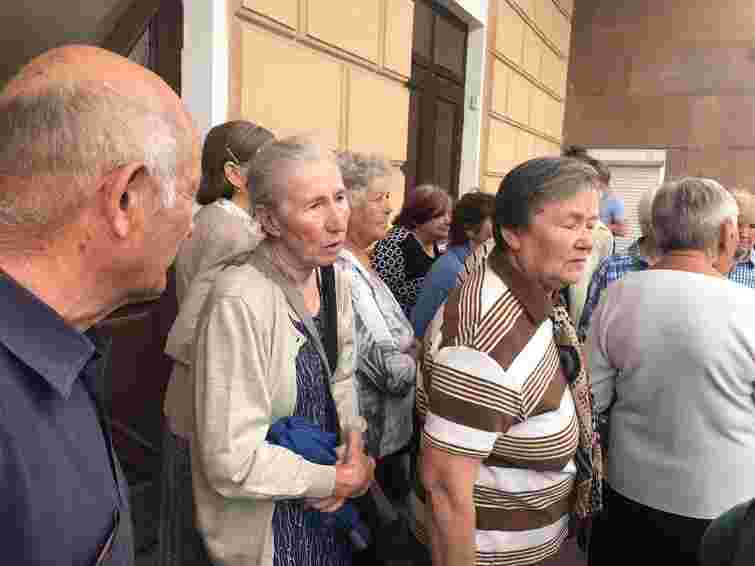 Дачники з Тернополя організували мітинг і вимагали відновити потяг до Ходорова