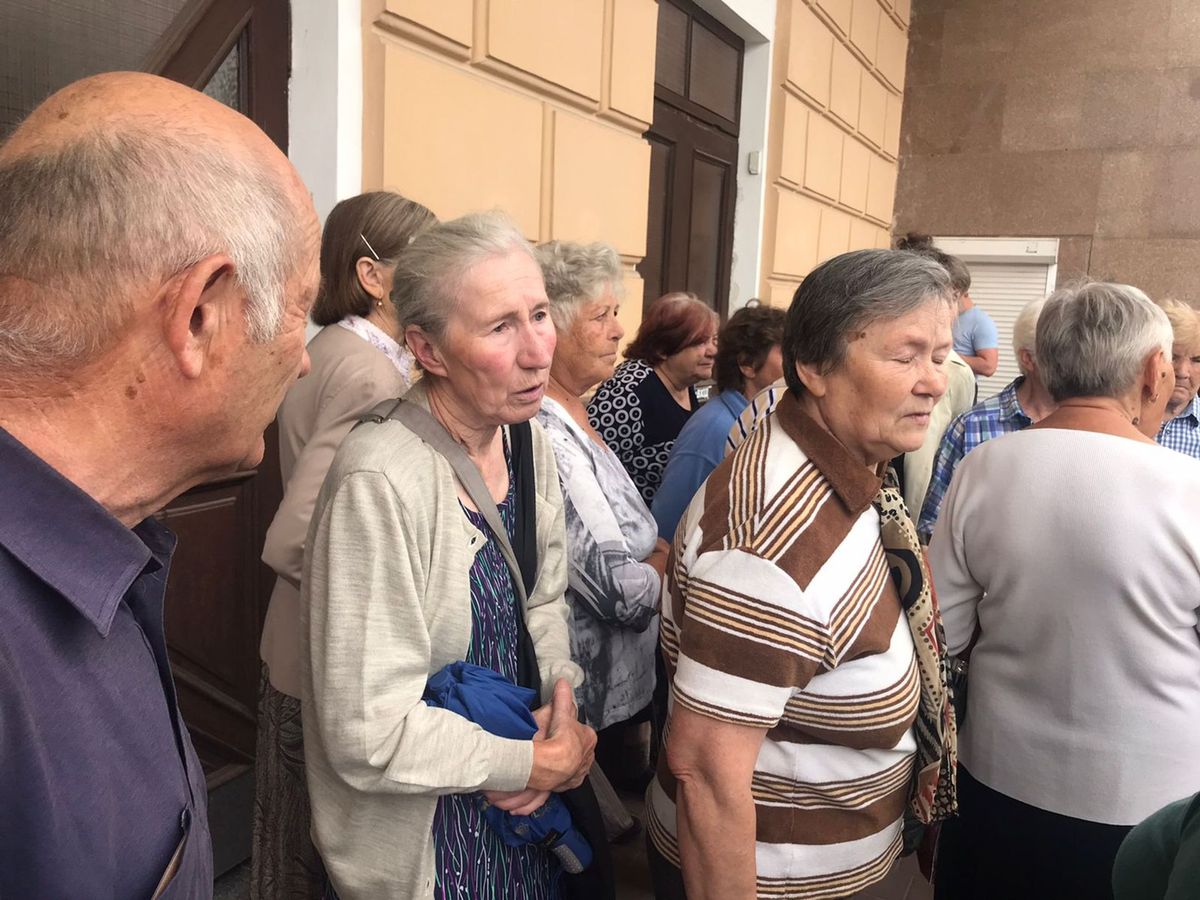 Дачники з Тернополя організували мітинг і вимагали відновити потяг до Ходорова