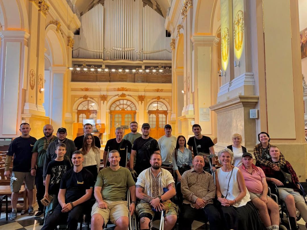 Військові з реабілітаційного центру Unbroken разом із Катериною Кіт-Садовою відвідали концерт “Пори року” Антоніо Вівальді у Львівському органному залі. Фото Instagram Катерини Кіт-Садової