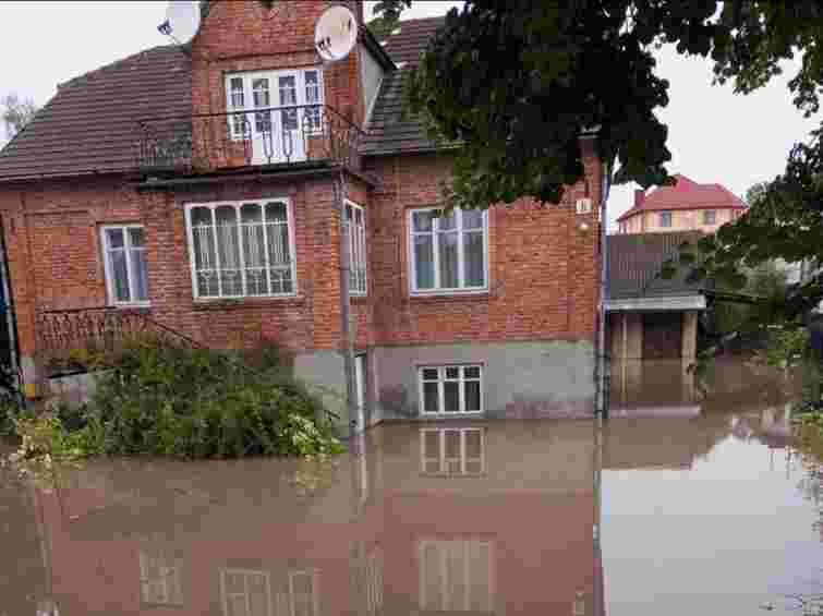 На Тернопільщині через сильні дощі підтопило будинки та городи