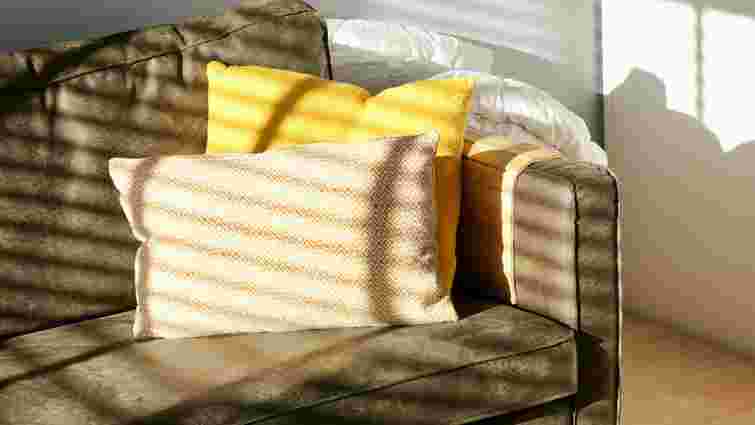 Цей бюджетний засіб справді працює: як позбутися неприємного запаху з дивану чи килима
