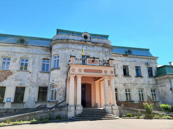 Головний вхід в палац Потоцьких (фото ZAXID.NET)