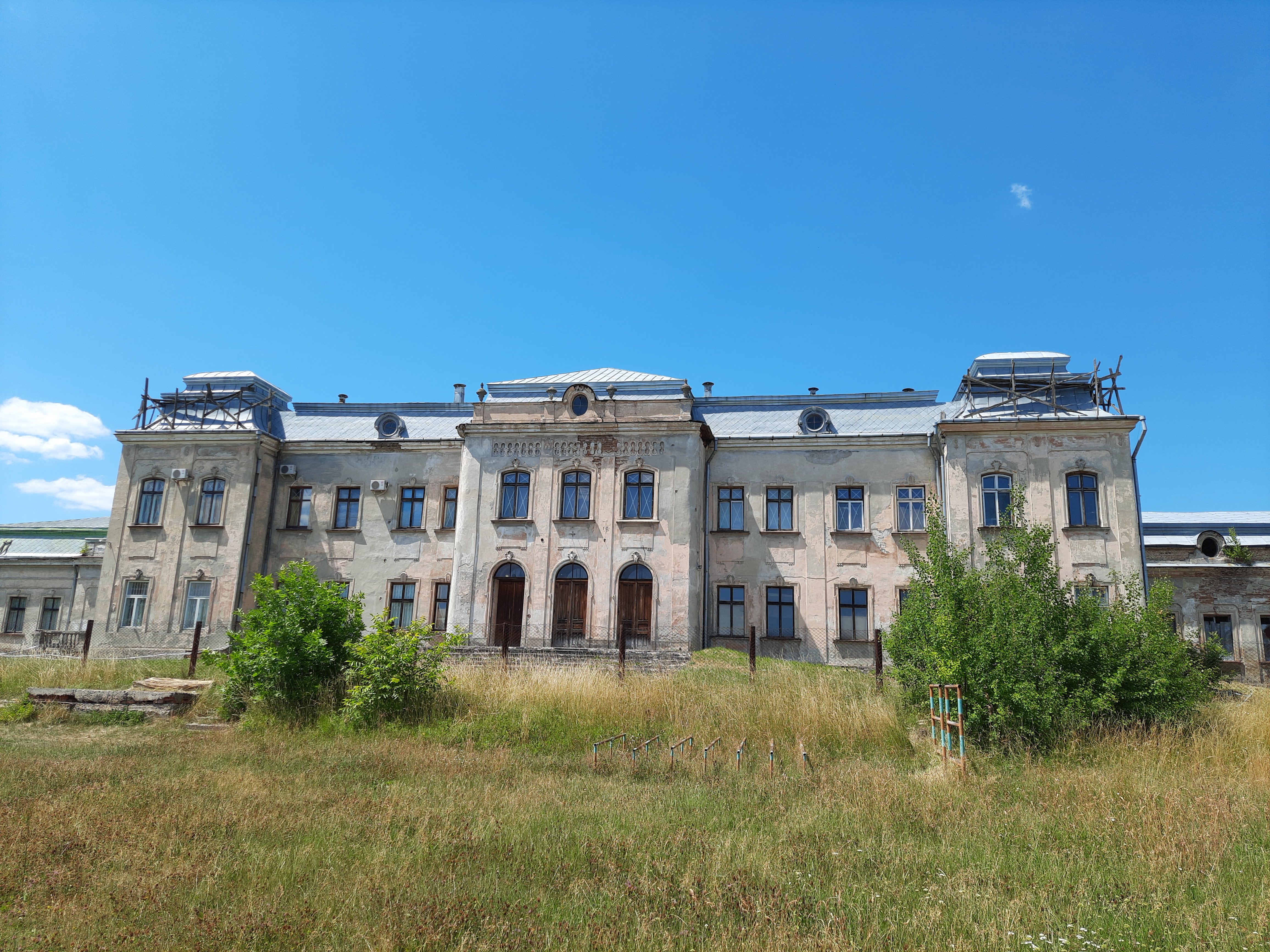 Вигляд палацу зі сторони колишнього парку (фото ZAXID.NET)