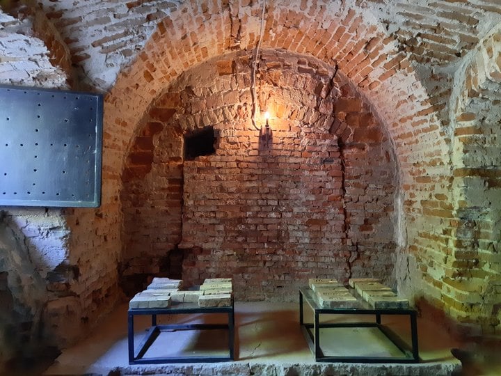 Колекція цегли і плитки у підземеллі палацу (фото ZAXID.NET)