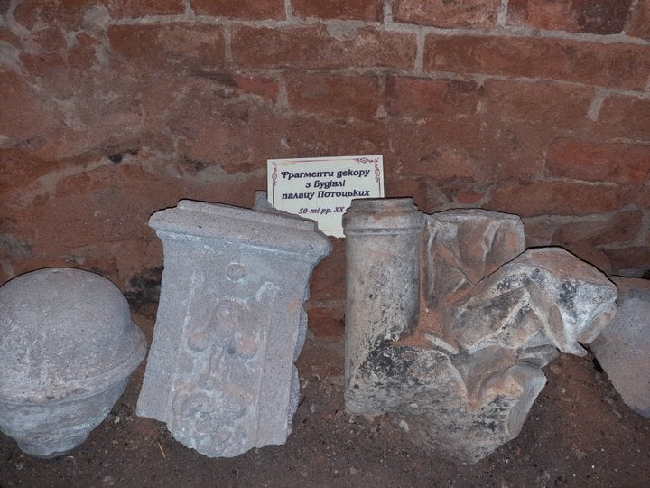 Залишки оздоб палацу (фото ZAXID.NET)