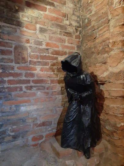 Привид ченця у підземеллі палацу (фото ZAXID.NET)