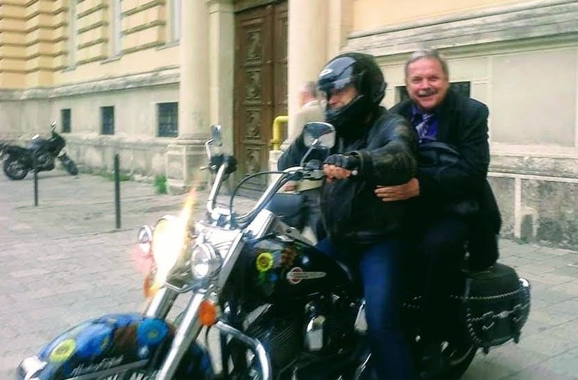Рущишин та Маринович на мотоциклі. Фото Українського католицького універстету