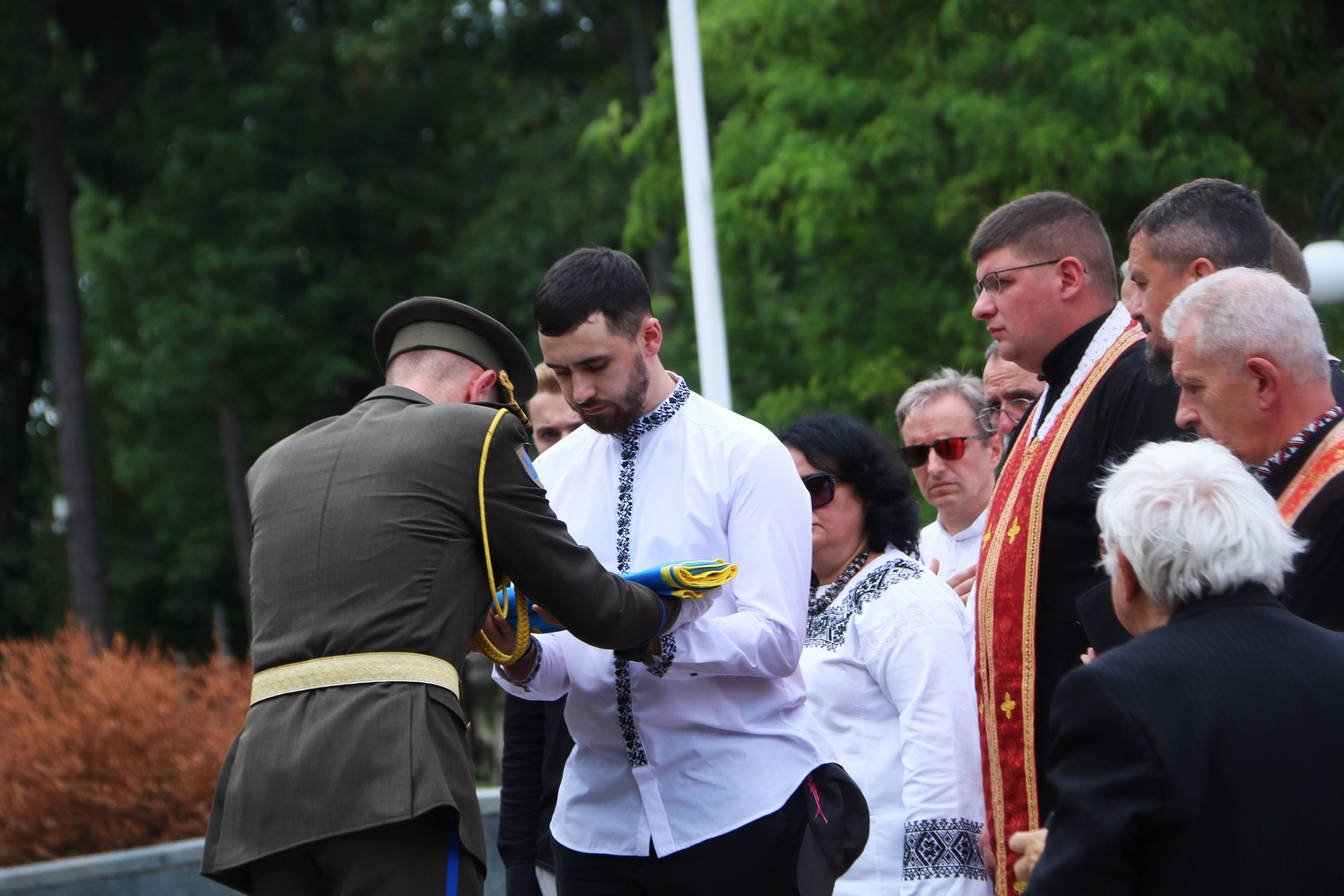Гнат Рущишин під час прощання з батьком. Фото ZAXID.NET