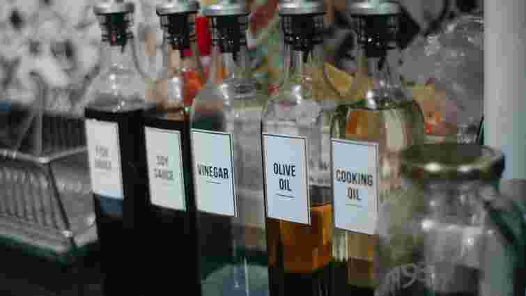 Вибір олії має значення і для смаку, і для здоровʼя: яку краще обрати для смаження