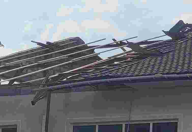 На Буковині внаслідок негоди пошкоджені понад 100 будинків