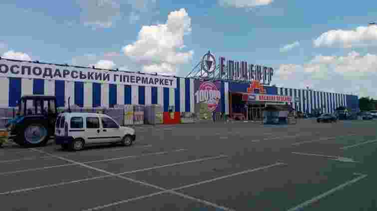 Суд оштрафував водія Mercedes за дрифт на парковці «Епіцентру» у Коломиї