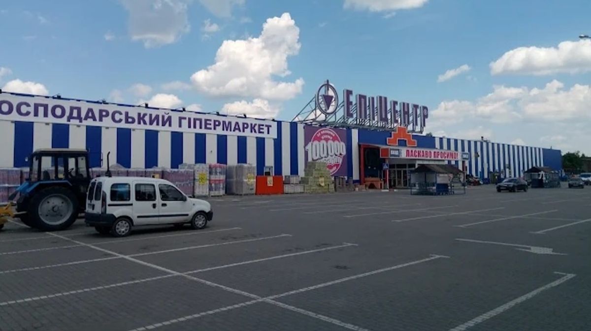 Суд оштрафував водія Mercedes за дрифт на парковці «Епіцентру» у Коломиї