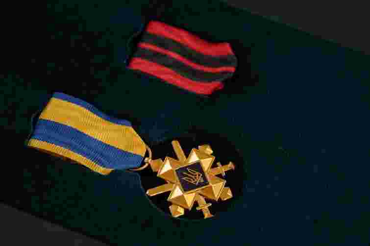 «Хрест бойових заслуг» прирівняють до звання Героя України, – Зеленський 