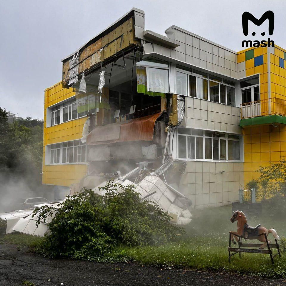 Пошкоджений дитячий садок в місті Північно-Курильськ