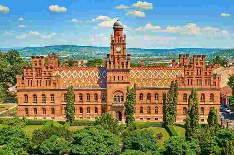 До 150-річчя закладу створять парфуми із запахом Чернівецького університету