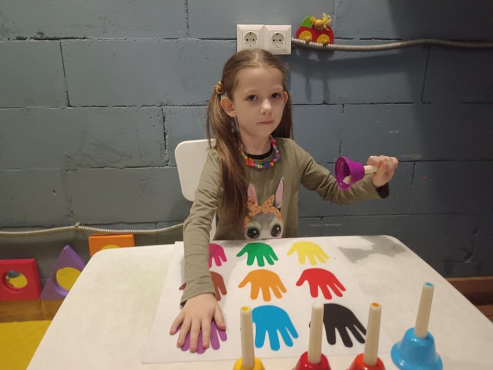 Хаб відвідують 50 дітей, які займаються з фахівцями з сенсорної інтеграції, АВА-терапевтами (поведінкова терапія), відвідують заняття з логопедом, нейропсихологом, класи з арттерапії, музичної терапії та підготовки до школи (фото надані центром)