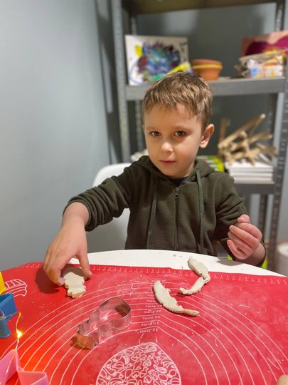 Хаб відвідують 50 дітей, які займаються з фахівцями з сенсорної інтеграції, АВА-терапевтами (поведінкова терапія), відвідують заняття з логопедом, нейропсихологом, класи з арттерапії, музичної терапії та підготовки до школи (фото надані центром)