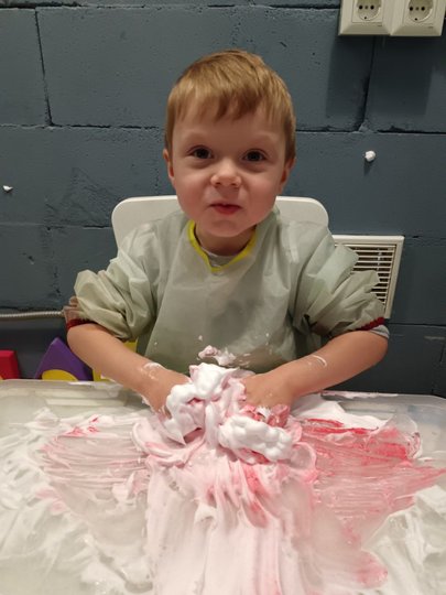 Хаб відвідують 50 дітей, які займаються з фахівцями з сенсорної інтеграції, АВА-терапевтами (поведінкова терапія), відвідують заняття з логопедом, нейропсихологом, класи з арттерапії, музичної терапії та підготовки до школи (фото надані центром)