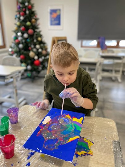 Хаб відвідують 50 дітей, які займаються з фахівцями з сенсорної інтеграції, АВА-терапевтами (поведінкова терапія), відвідують заняття з логопедом, нейропсихологом, класи з арттерапії, музичної терапії та підготовки до школи (фото надані центром)