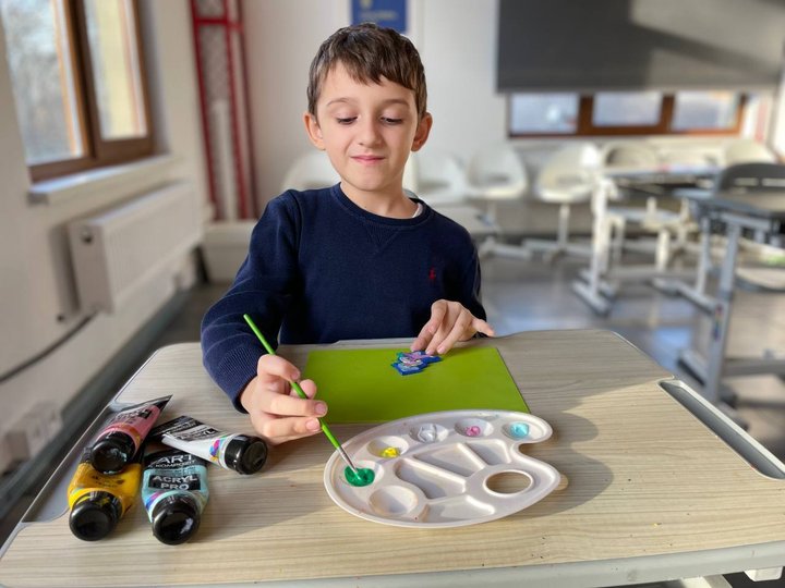 Хаб відвідують 50 дітей, які займаються з фахівцями з сенсорної інтеграції, АВА-терапевтами (поведінкова терапія), відвідують заняття з логопедом, нейропсихологом, класи з арттерапії, музичної терапії та підготовки до школи (фото надані центром)